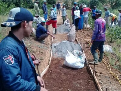 Kegiatan CSR perbaikan jalan menuju Pemakaman Umum