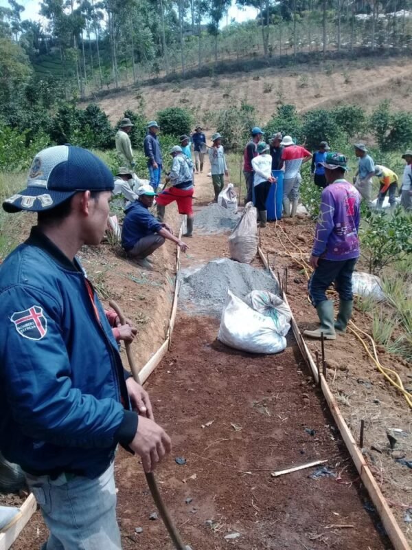 You are currently viewing Kegiatan CSR perbaikan jalan menuju Pemakaman Umum