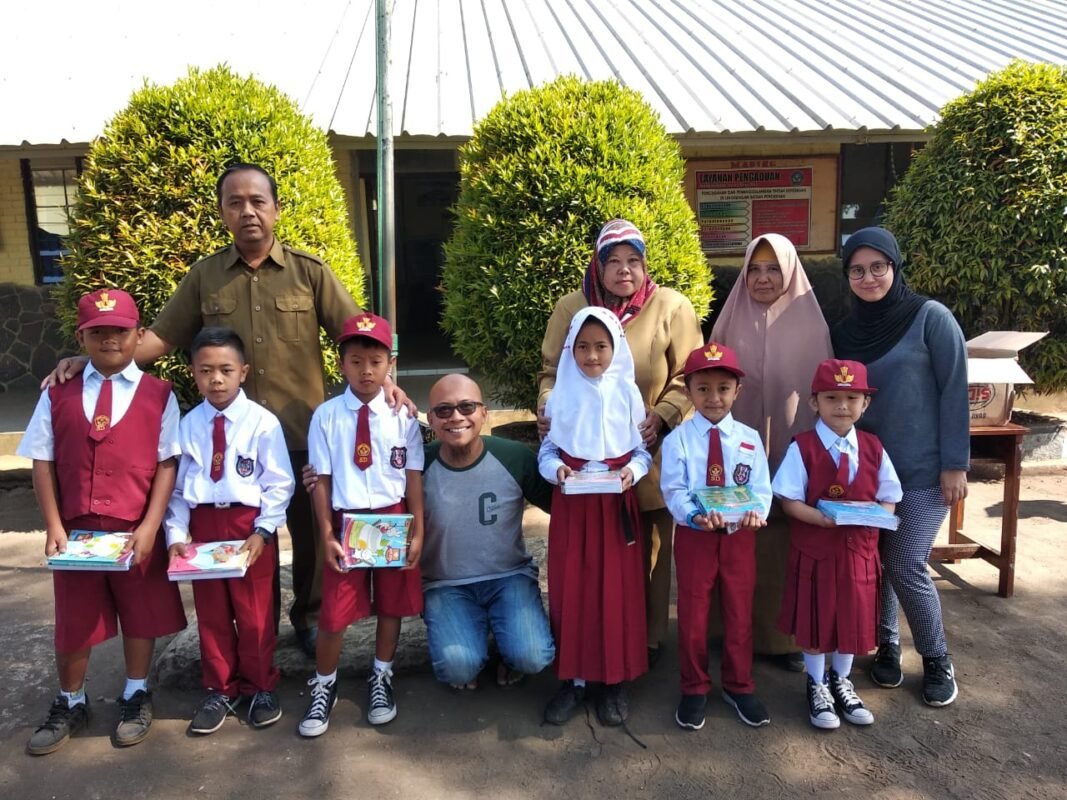 You are currently viewing Kegiatan berbagi alat tulis sekolah bagi siswa SD